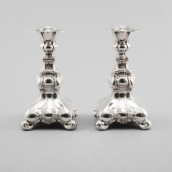 LJUSSTAKAR, ett par, silver, rokokostil, GAB, Stockholm, 1952.