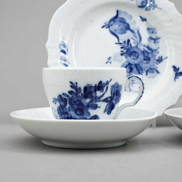 KAFFESERVIS, 34+1 delar, porlsin, "Blå Blomst", Royal Copenhagen, Danmark.