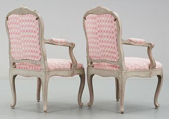 KARMSTOLAR, ett par. Sverige, 1700-talets andra hälft. Rokoko.