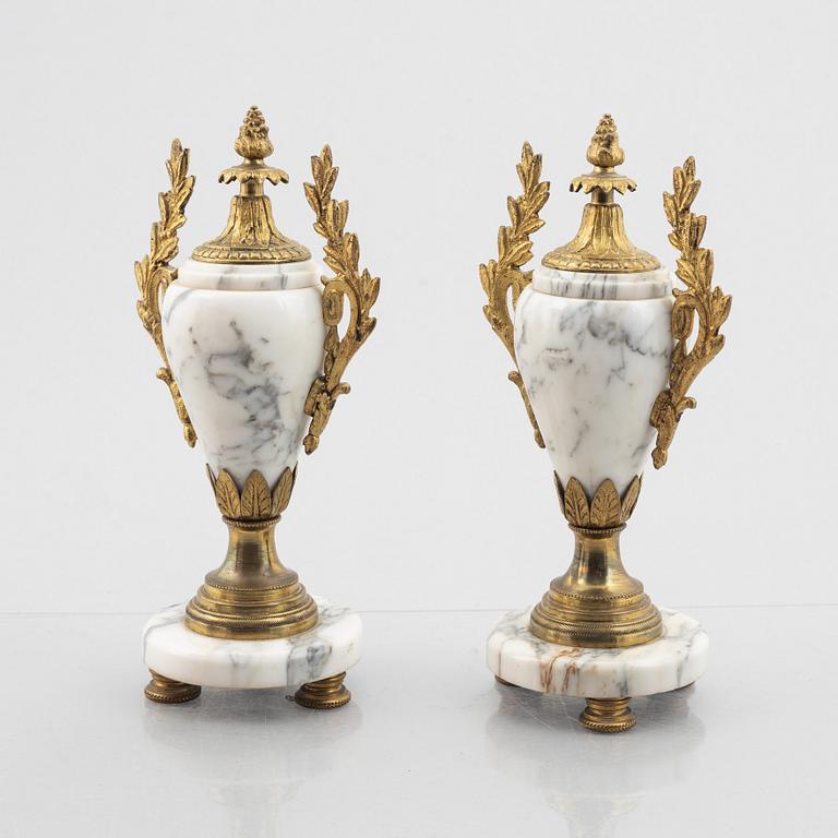 A mantle clock with two decorative urns, France, end of the 19th century.