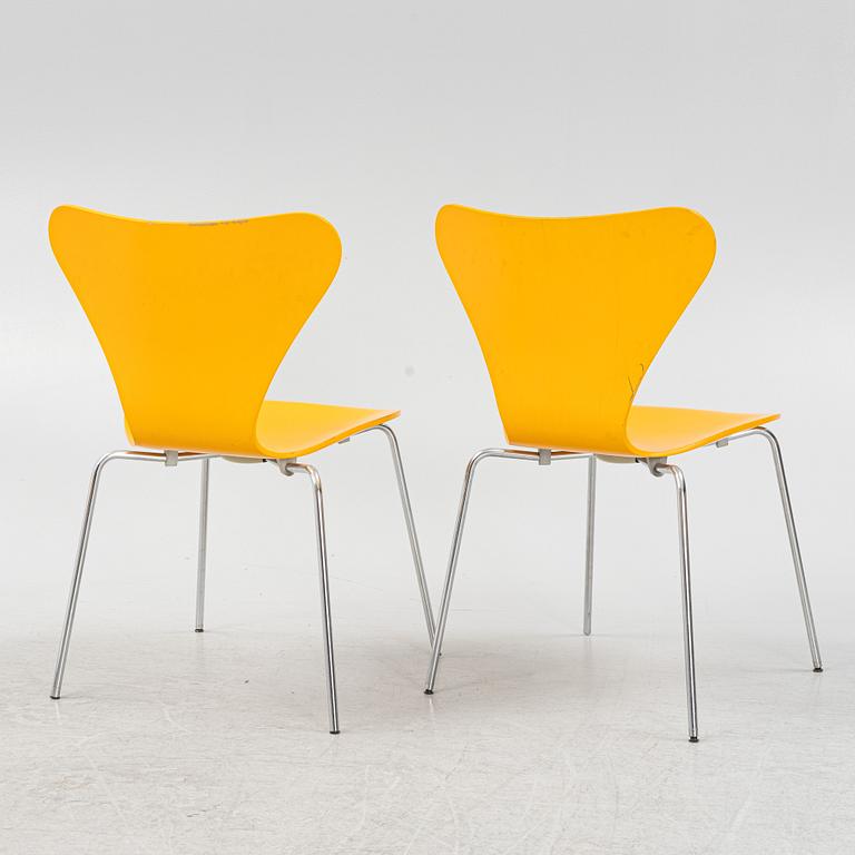 Arne Jacobsen, a set of five model 'Seven' chairs, Fritz Hansen, Denmark, dated 1976.