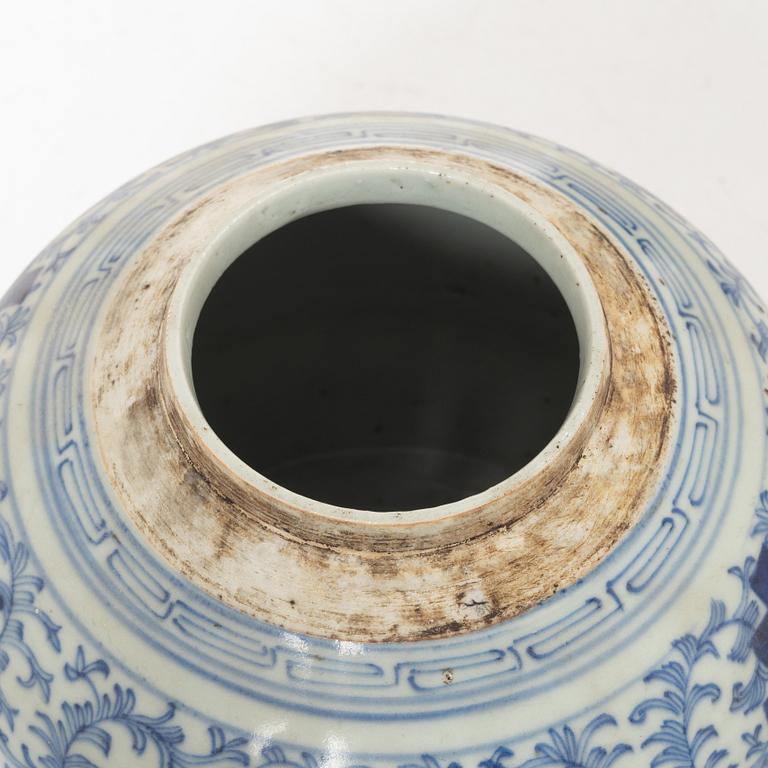 A Chinese blue and white porcelain jar with cover, Qing dynasty, 19th century.