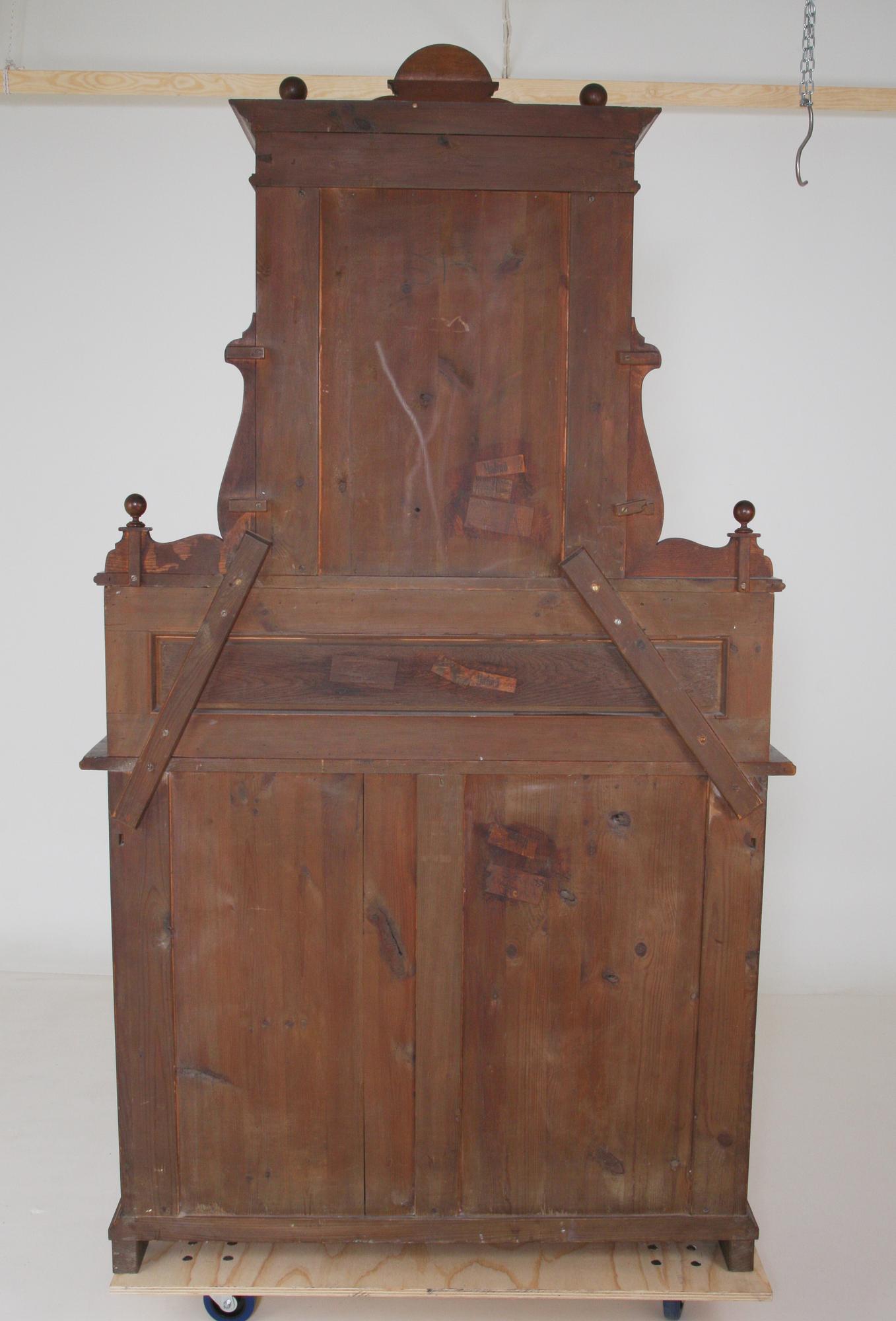 SKÄNKSKÅP, nyrenässans. 1800-talets andra hälft.