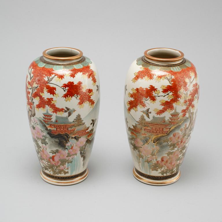A pair of japanese vases, first half of the 20th century.