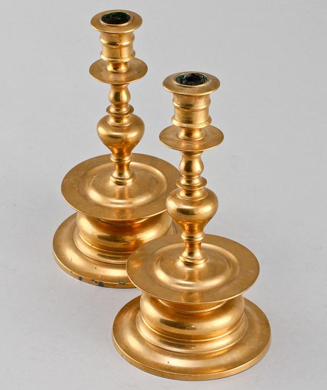 LJUSSTAKAR, ett par, mässing, "No 58", Skultuna, Sverige, tidigt 1900-tal.