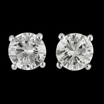 1186. ÖRHÄNGEN, vardera briljantslipad diamant, tot. 2.18 ct.
