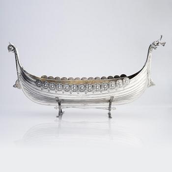David Andersen, vikingaskepp, ett stort samt två mindre, silver, Norge, tidigt 1900-tal.