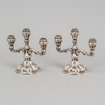 Kandelabrar, ett par, silver, rokokostil, 1900-tal. Svensk importstämpel.