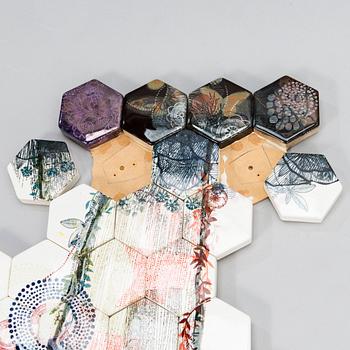 HEINI RIITAHUHTA, hexagonreliefi, posliinia, signeerattu Heini Riitahuhta, 2012.