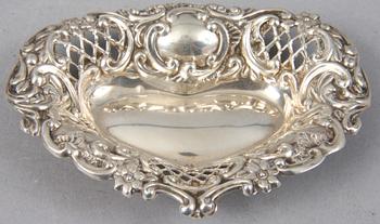 PARTI SILVER, 9 delar, 1800/1900-tal. Bl a importstämplar. Tot. vikt 481 g.