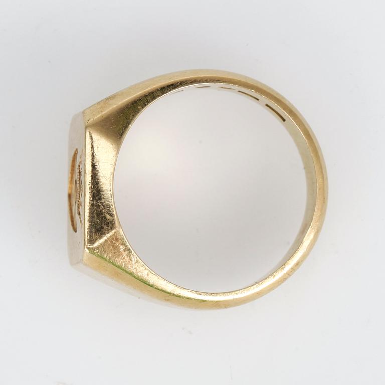 VAPENRING, 18 k guld. Vikt 15,6g.