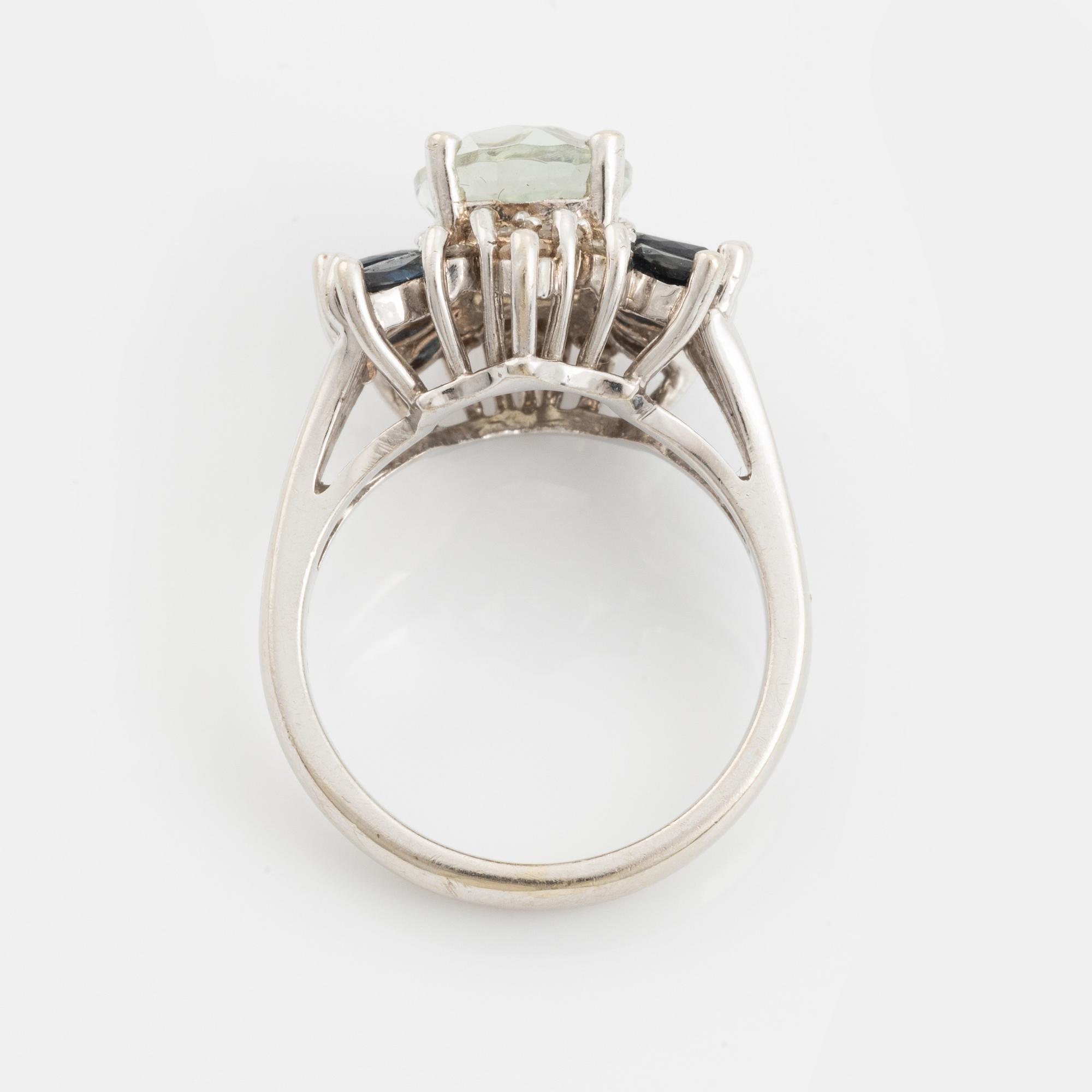 Ring 14K guld med fasettslipad grön kvarts, safirer och runda briljantslipade diamanter.