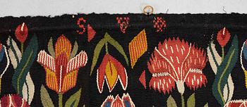 A carriage cushion, "Urnor och par", tapestry weave, ca 96 x 48,5 cm, Scania (Sweden), 19th century.