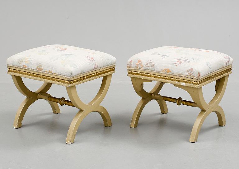 TABURETTER, ett par, sengustavianska, omkring år 1800.
