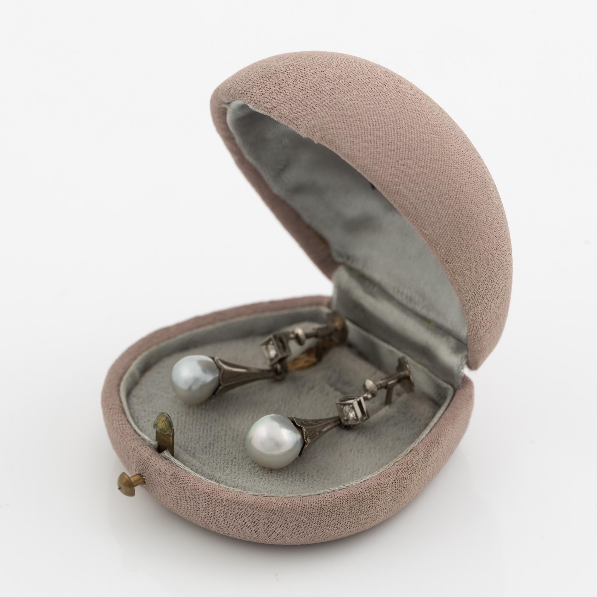 A pair of earrings in 18K white gold with cultured pearls and round brilliant-cut diamonds.