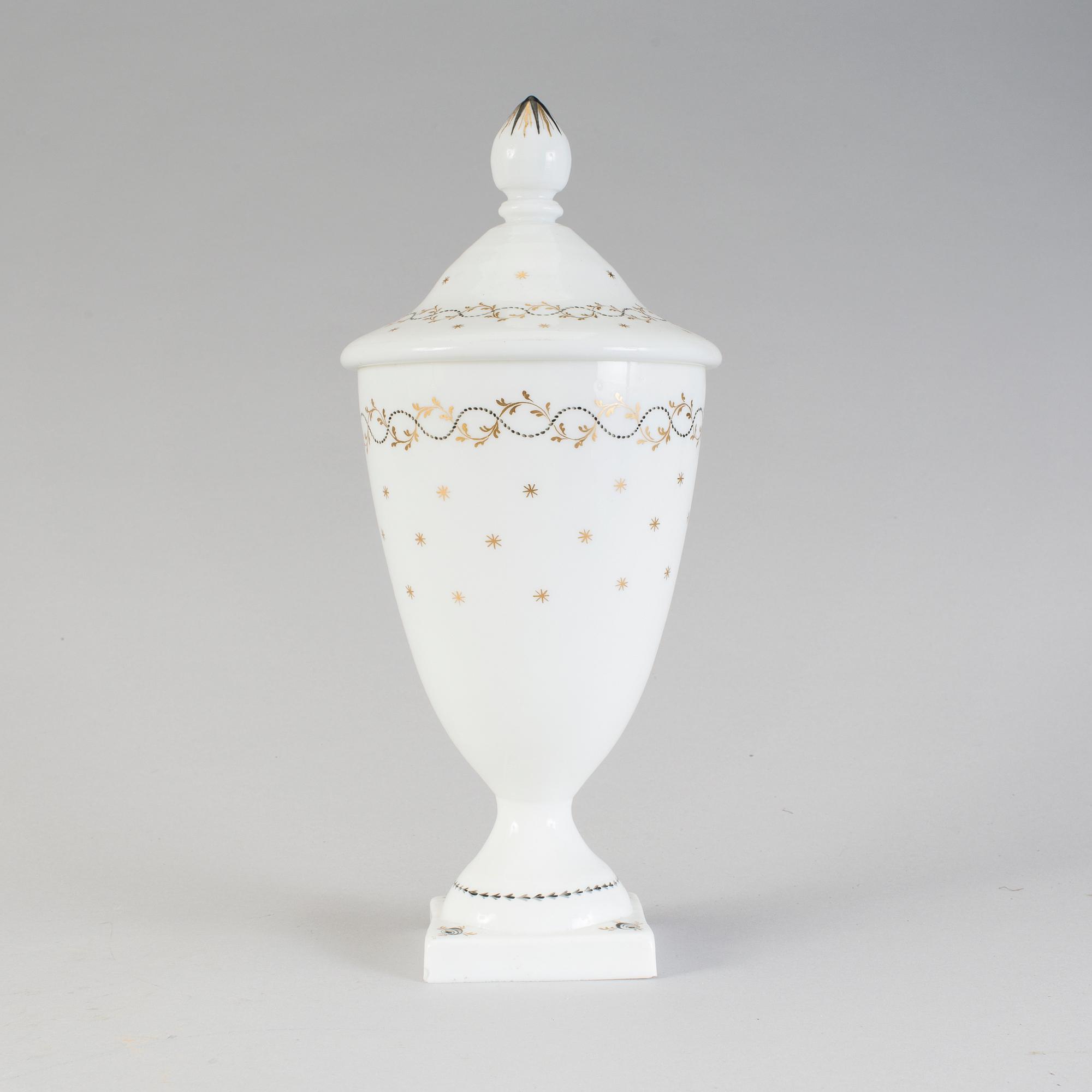 A lidded urn in opaque glass, Strömbäcks glassworks, first half of 19th century.