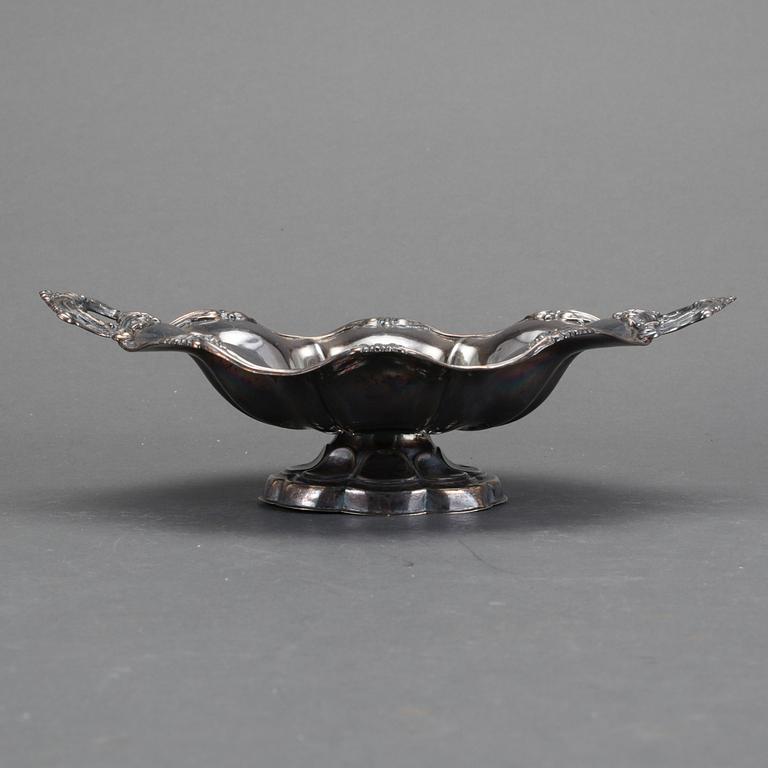 SKÅL med hänklar, silver. Sankt Petersburg, sannolikt, 1846. Vikt ca 189 gram.