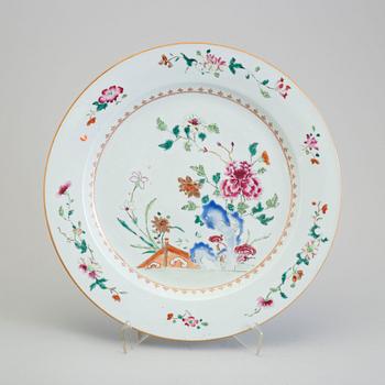 A famille rose export porcelain dish, Qing dynasty, Qianlong (1736-95).