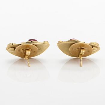 Örhängen, briljantslipade diamanter, fasettslipade smaragder, cabochonslipade rubiner, opaler, pärlor, 18K guld.