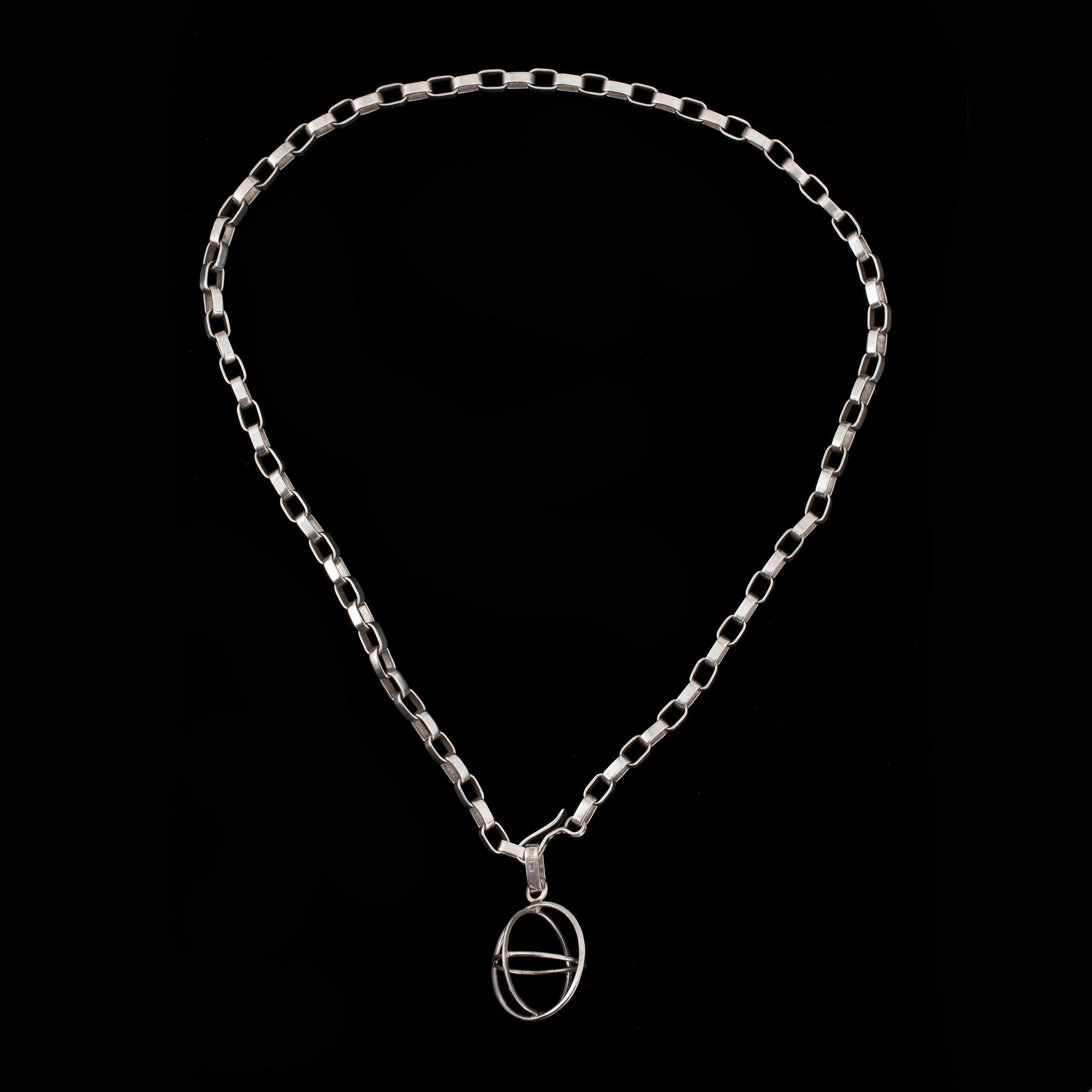 HALSBAND med HÄNGE, silver. Margareta Högberg Göteborg. Vikt totalt ca 146 gram.