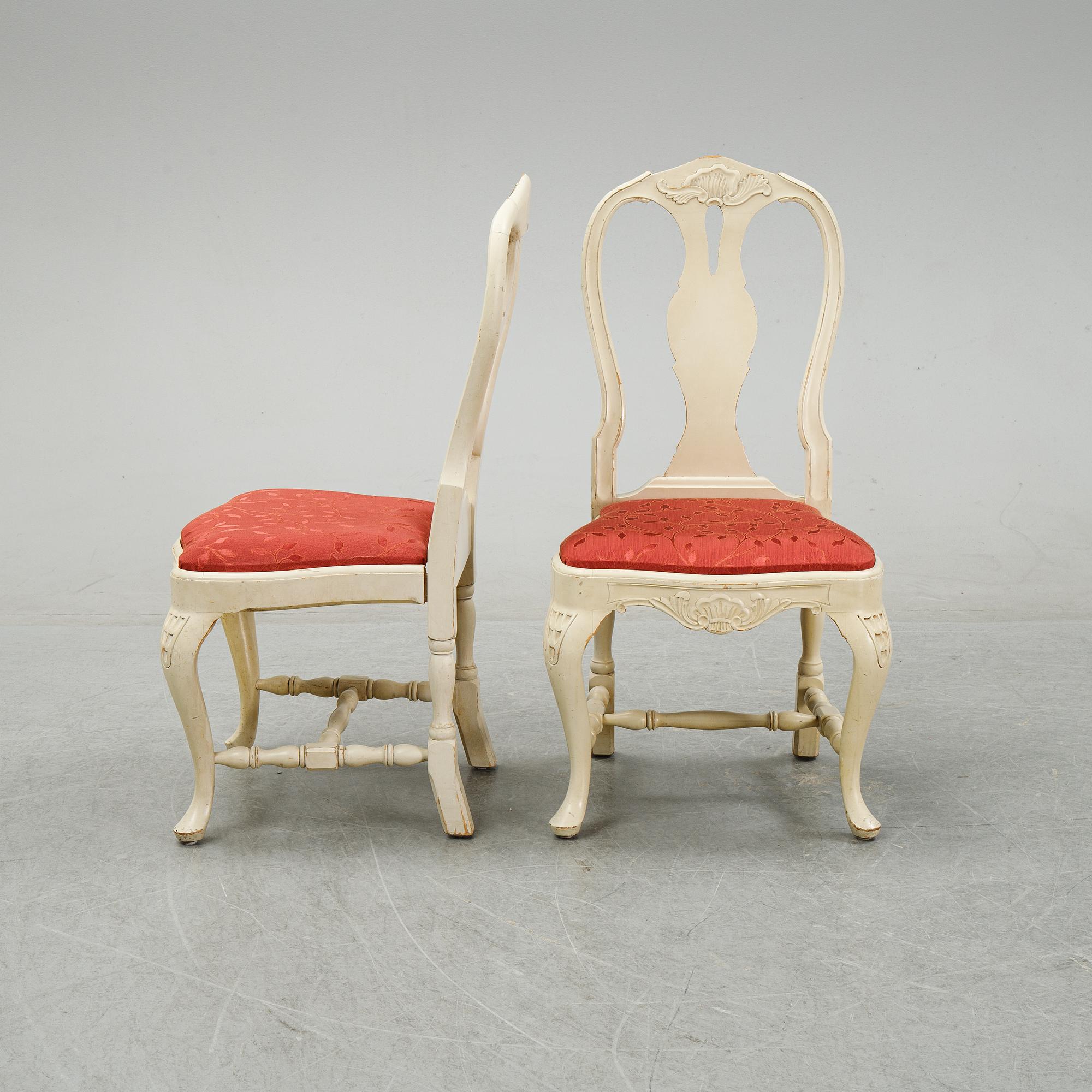 A rococo style dining set with a around table and eight chairs, 20th Century.
