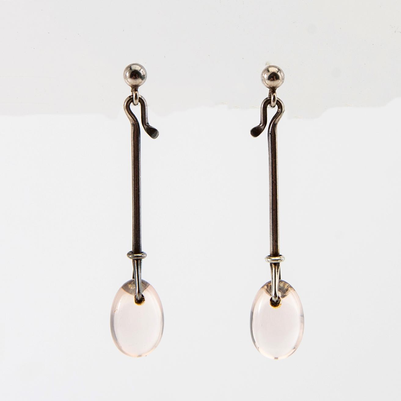 Vivianna Torun Bülow-Hübe, örhängen, ett par, samt hänge, silver med kvartz, för Georg Jensen.