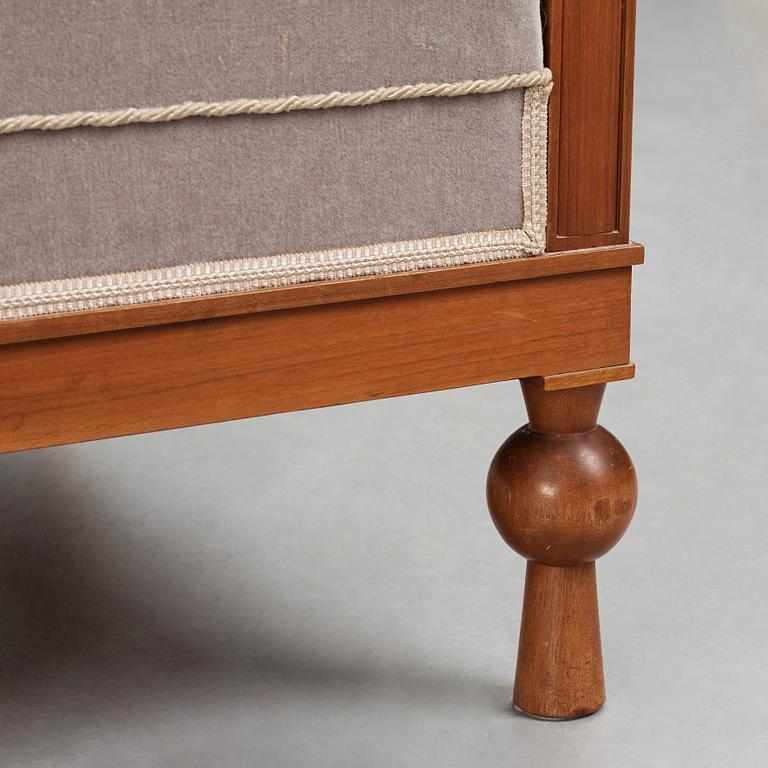 Swedish Grace, soffa, 1920-30-tal, enligt uppgift vinst i Stockholm Stads hantverkslotteri 1920-tal.