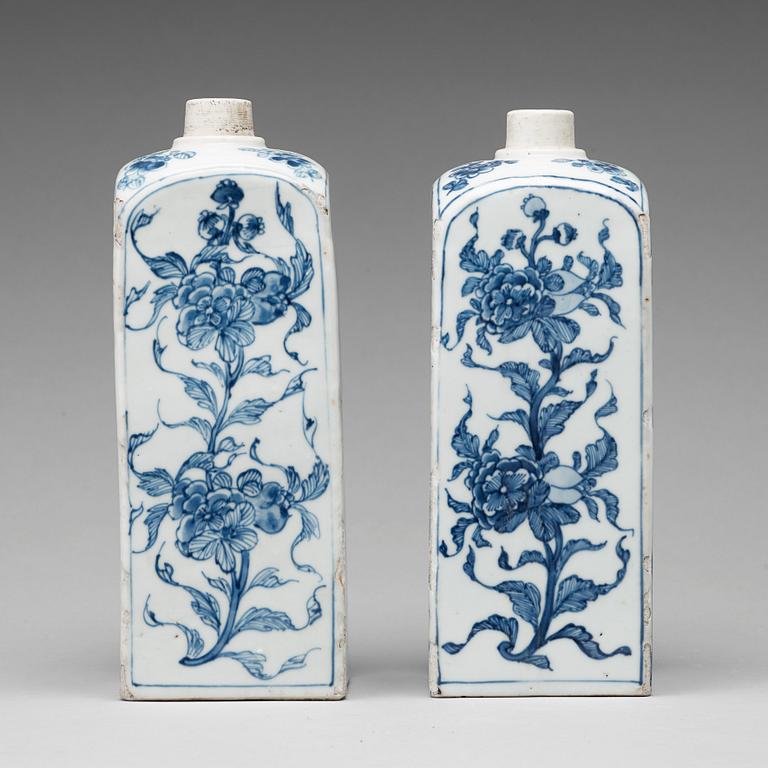 A pair of blue and white bottles, Ming dynasty, 17th Century.