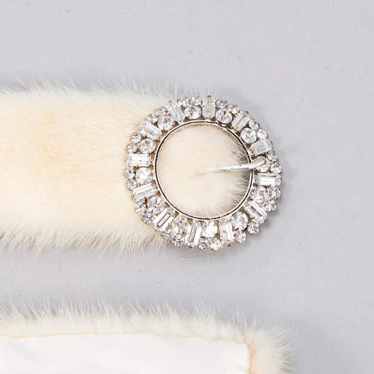 PÄLSJACKA MED BÄLTE SAMT HAT.