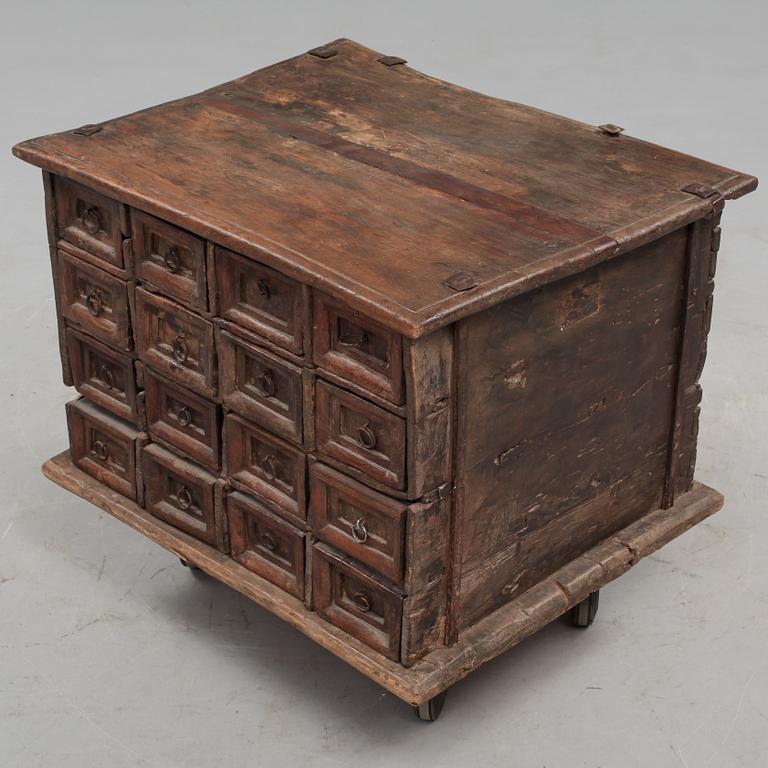 MEDICINSKÅP/KABINETTSKÅP, kolonialstil, 1900-tal.