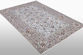 A carpet, Kashan, ca 310 x 206 cm.