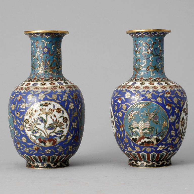 VASER, ett par, cloisonné. Sen Qing dynasti, sent 1800-tal.