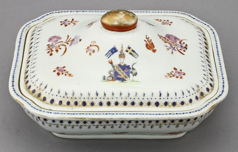 KAROTT MED LOCK, porslin, Samson, 1900-tal.