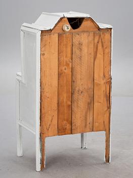 DOCKSKÅP med  MÖBLER samt DOCKOR, 1900-tal.