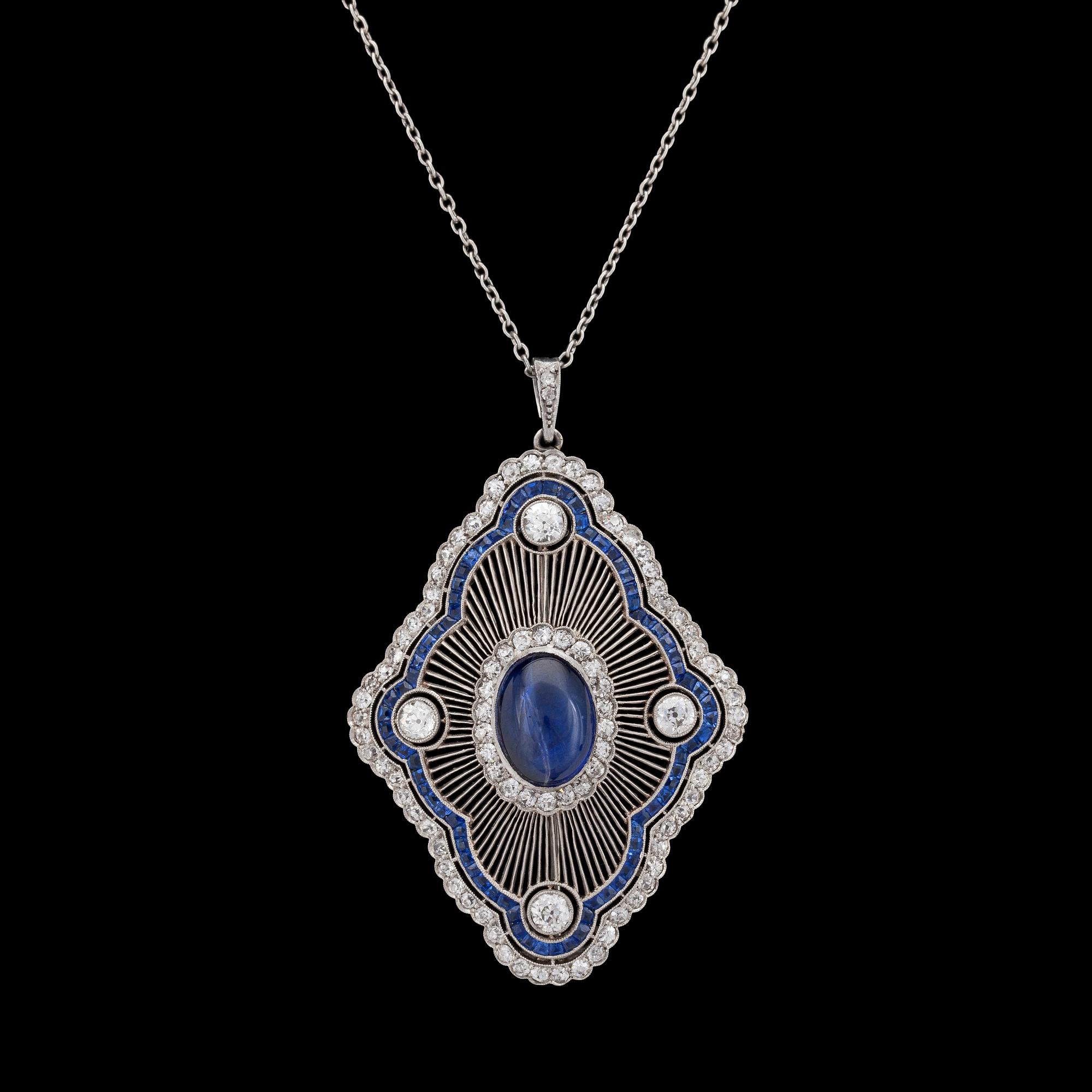 HÄNGSMYCKE, cabochonslipad blå safir med gammalslipade diamanter, tot. ca 1.80 ct, ca 1915.