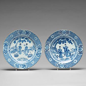 933. A pair of blue and white dishes, Qing dynasty, Qianlong (1736-95).