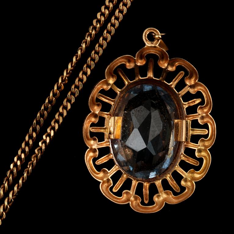 HÄNGE samt KEDJA, 18 k guld med fasettslipad syntetisk spinell, importstämplat, 1900-talets andra hälft. Total vikt 8 g.