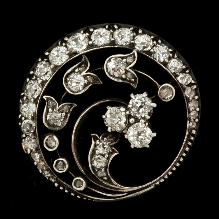 A old- and rose-cut diamond brooch.