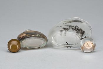 FLASKOR, 2 st, glas, Kina 1900-tal.