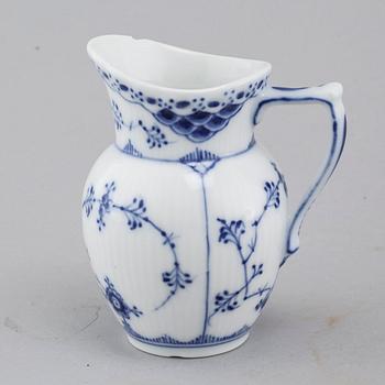 25 pieces of porcelain tableware from Royal Copenhagen, model "Musselmalet", 20th century.