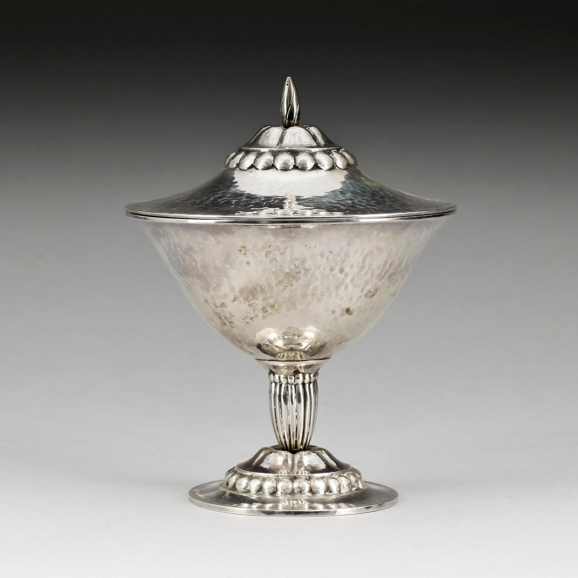 LOCKPOKAL, silver, CF Carlman, Stockholm 1919. Vikt 200 gram.