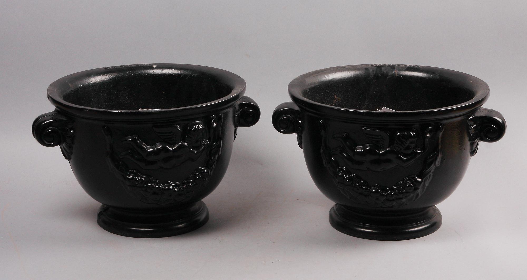 URNOR, ett par, sandgjuten aluminium, Byarums Bruk. 1900/2000-tal.