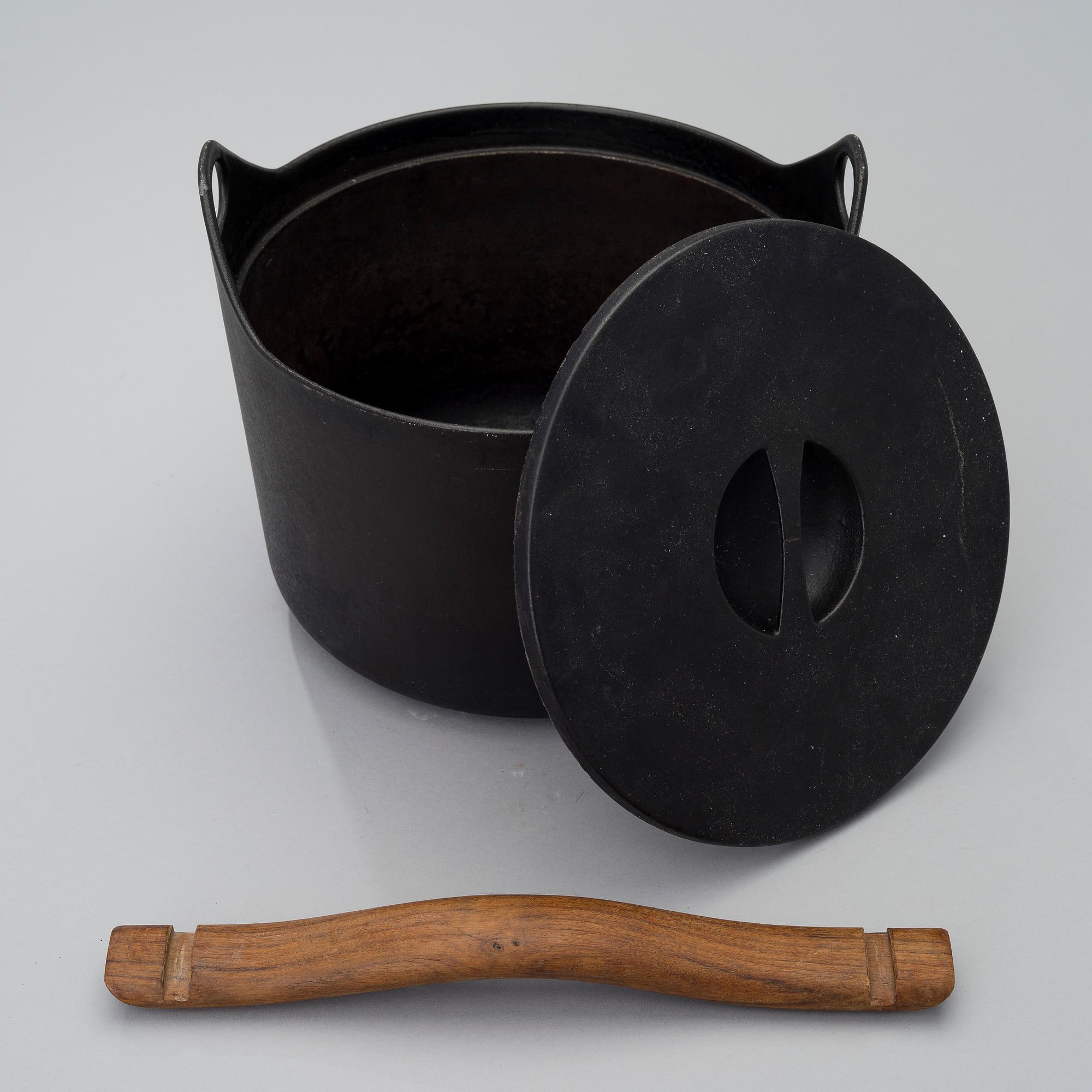 A cast iron pot, manufactured by Rosenlew in the 1960s-70s, Finland.