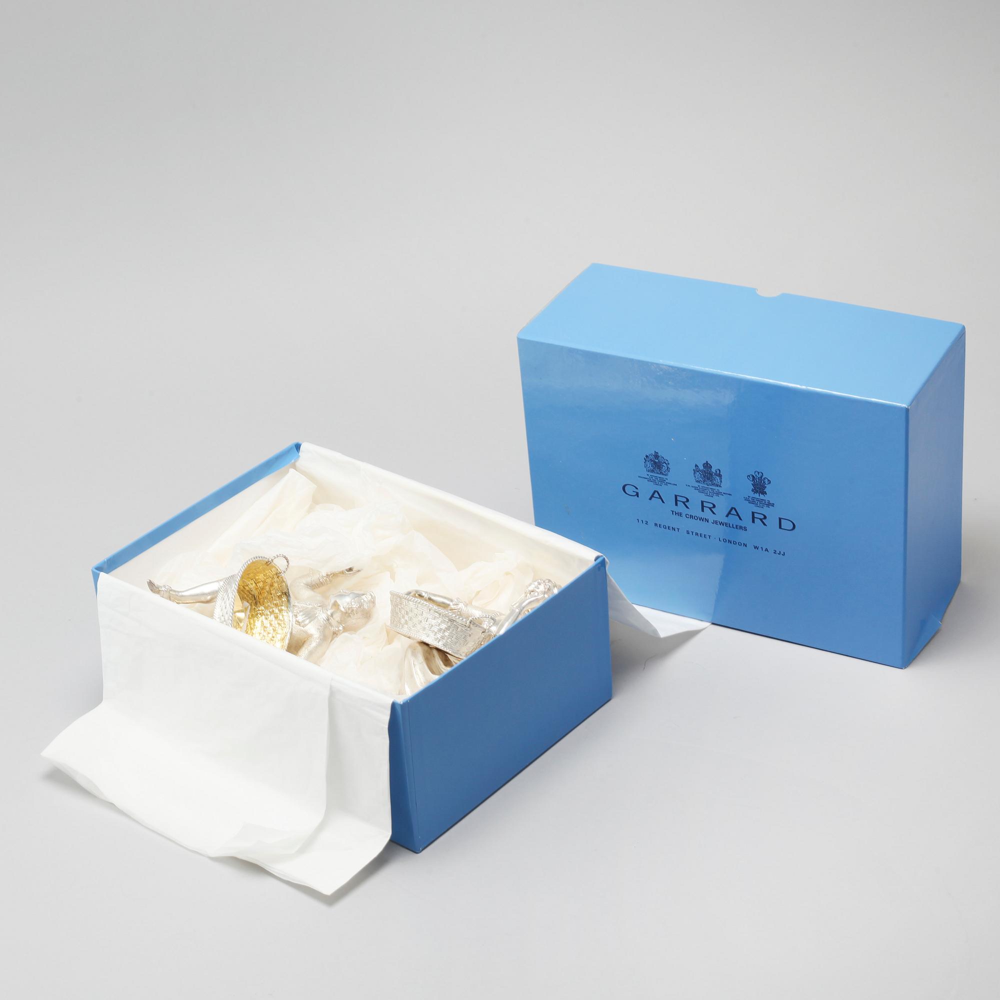 A pair of silver figurines bought at Garrard, London, 21th century.