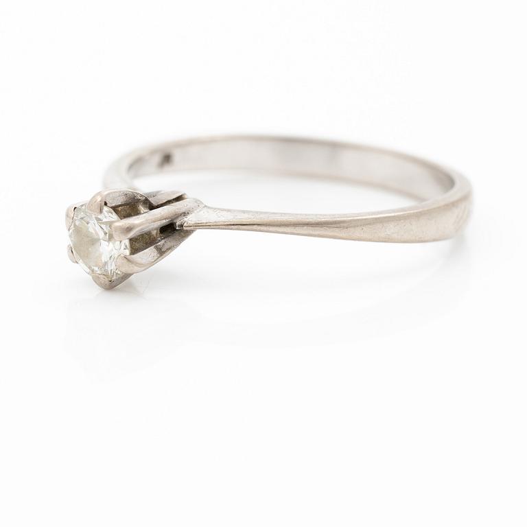 Ring, 18K white gold, with a small brilliant-cut diamond.