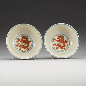 A pair of dragon and fenix bowls, late Qing dynasty (1644-1912), with Kangxi six character mark.