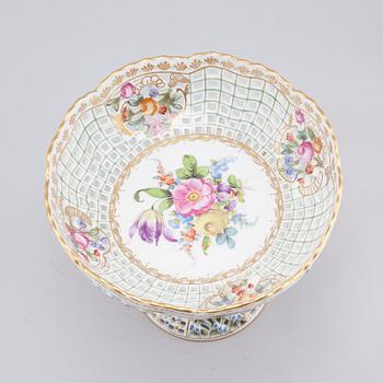 16 similar pieces of porcelain table ware, by Sächsische Porzellan-Manufaktur Dresden, 20th cenutry.