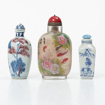 Snusflaskor, tre stycken, porslin och glas, Kina, 1900-tal.