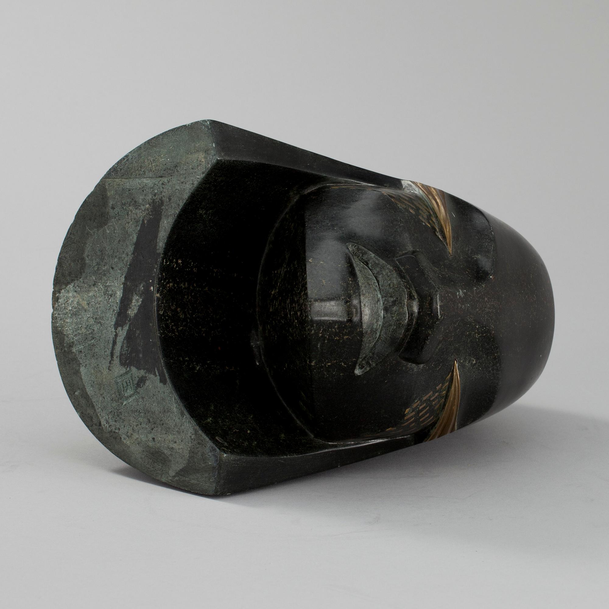 OKÄND KONSTNÄR, skulptur, bowenit, mässing, monogramsignering, 1980-tal.
