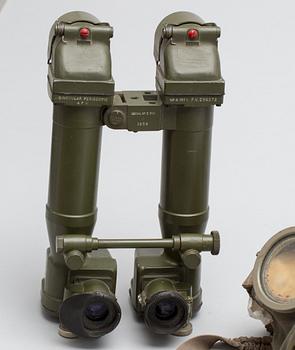 PERISKOPKIKARE, militär, samt GASMASKER, 2 st, 1900-tal.